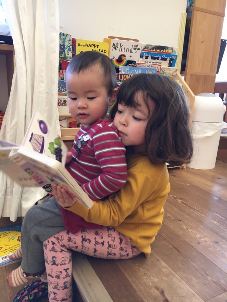 kids reading at ryozan park preschool