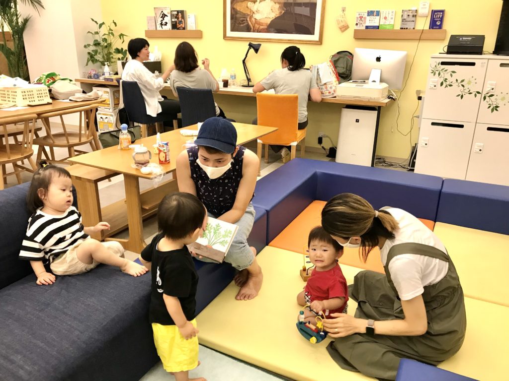 parents and kids at English preschool Tokyo